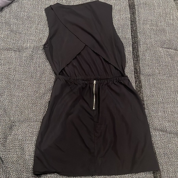 Mini Open Back Black Dress With Pockets - Picture 4 of 5